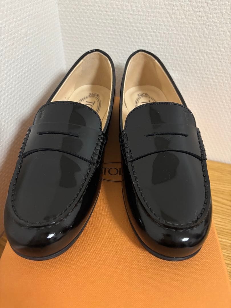 新品未使用トッズ35ゴンミーニドライビングシューズエナメルTOD'S