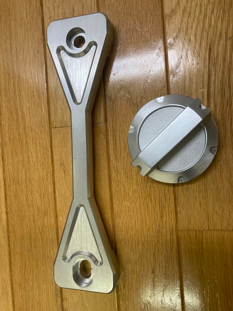 FJクルーザー用アルミ切り出しバッテリーマウントブラケットとキャップ FJクルーザー用アルミ切り出しバッテリーマウントブラケットとキャップ