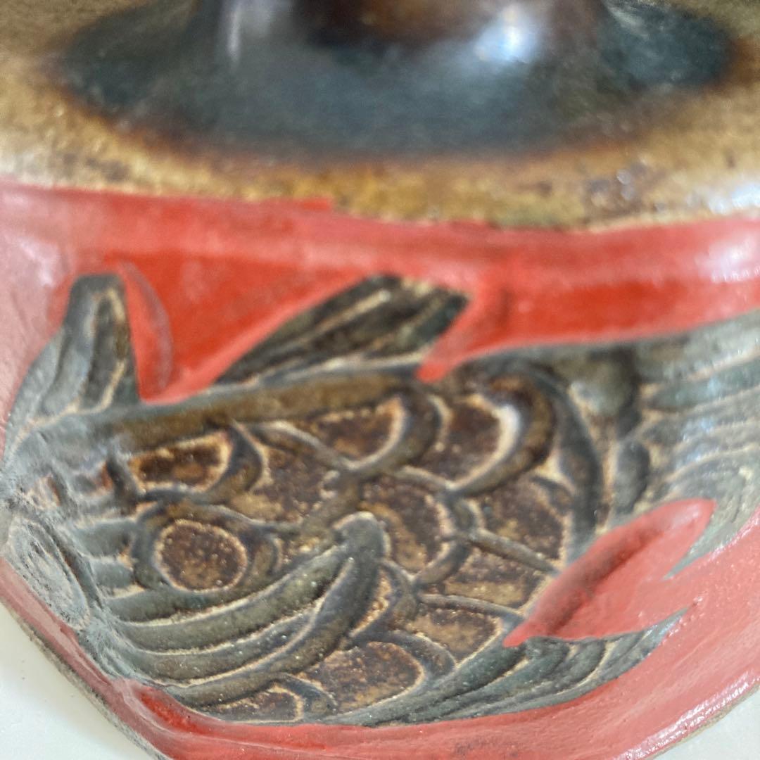 サインだけのわりと近年の作品 小橋川清正 琉球壺屋焼 赤絵彫魚模様