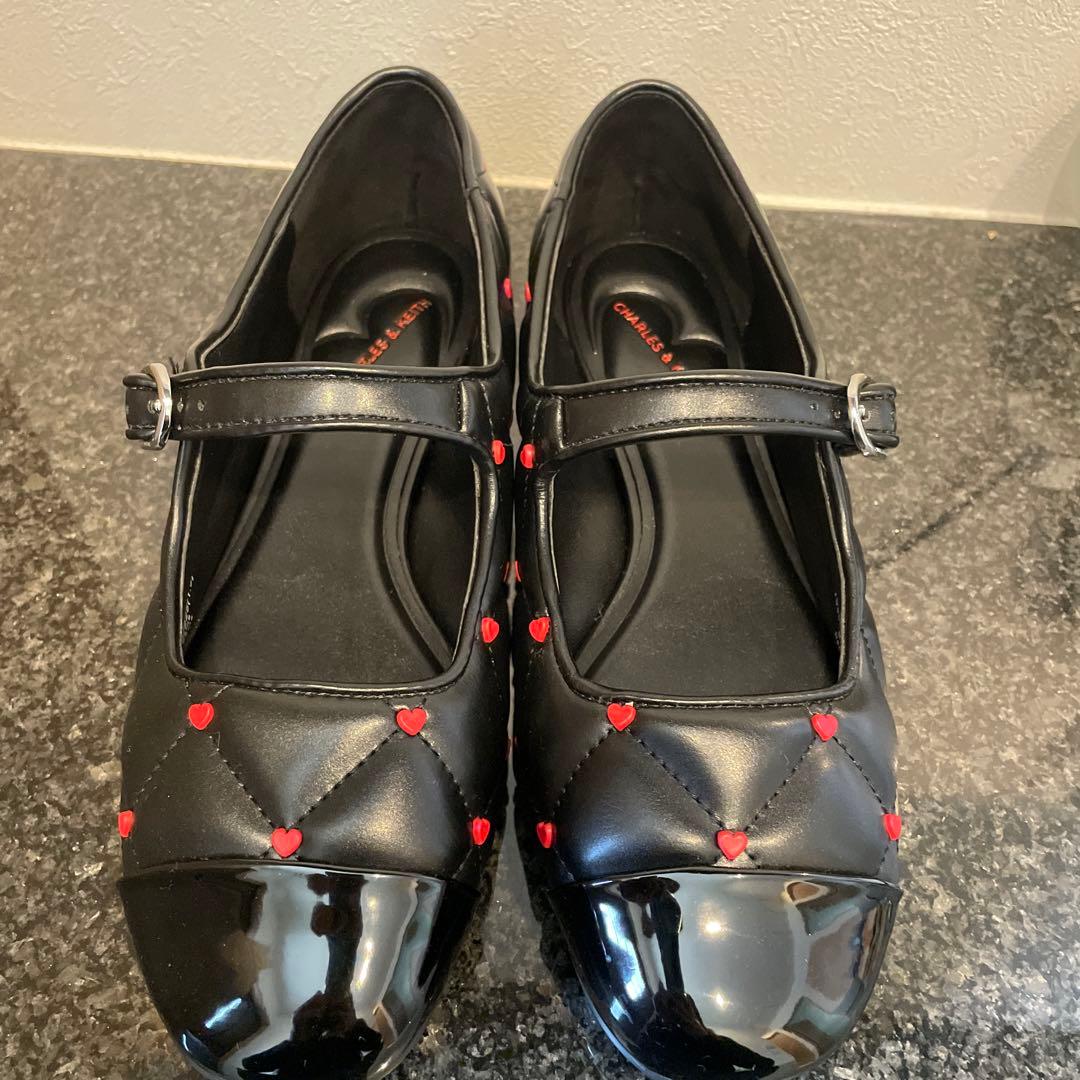 新品未使用CHARLES & KEITHハートプリントメリージェーン CHARLES & KEITH Dahlia ダリア ハートプリントメリージェーン （Chalk