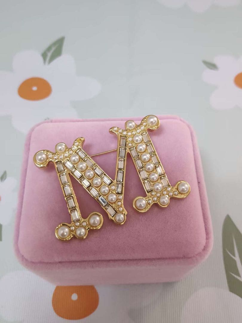 マックスマーラ　クリスタル モノグラムMロゴブローチ パール付き　ゴールド超美品 楽天市場】マックスマーラ ブローチ MAX MARA バス クリスタル BATH2 M