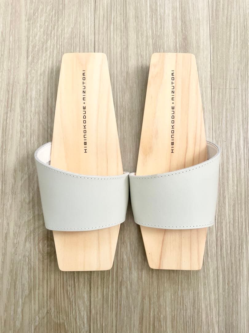 水鳥 mizutori 下駄 ひのきのはきもの 本革 白 Mサイズ ひのきのはきもの 本革・Iバンド 白 / KB-06 – mizutori / 株式会社
