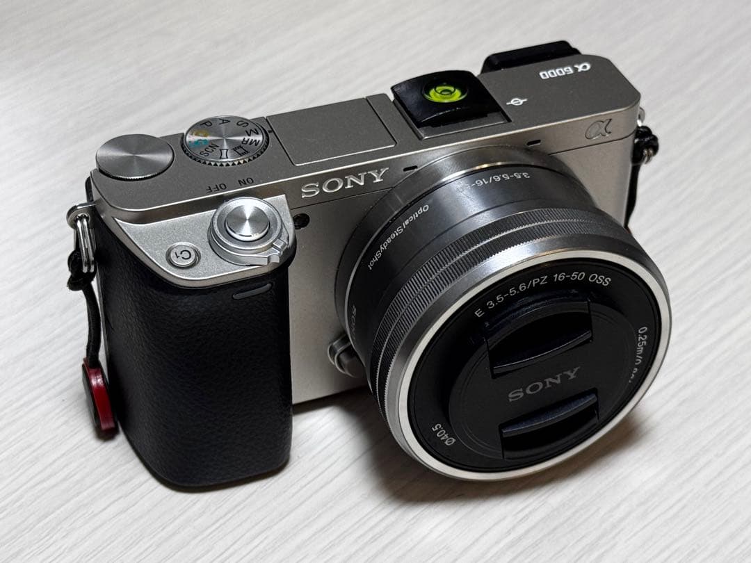 SONY ミラーレス一眼 α6000 ズームレンズキット 箱無し おまけ付き SONY ミラーレス一眼 α6000 ズームレンズキット 箱無し おまけ付き