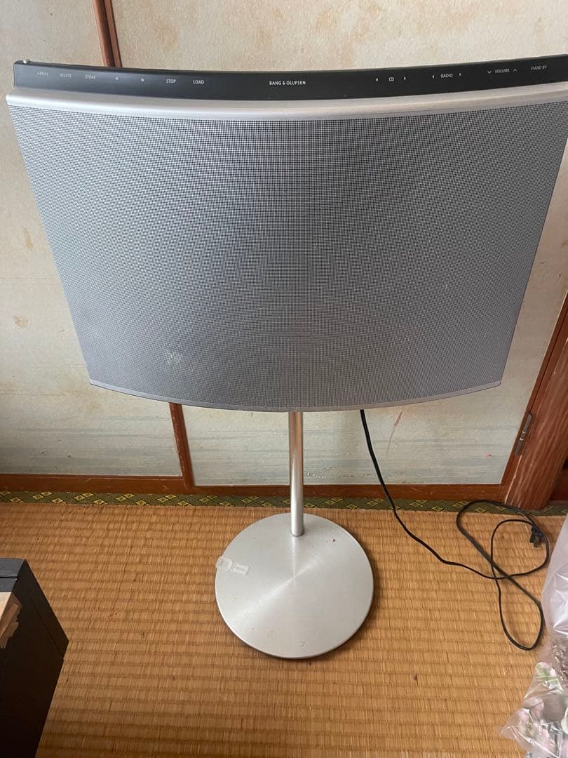 BANG & OLUFSEN スピーカー スタンド型 シルバー Bang & Olufsen、アルミ表面に美しいグラデーション加工を施した限定