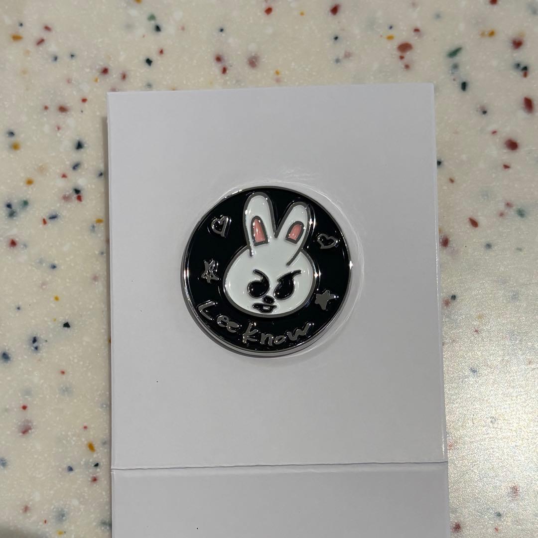 StrayKids スキズ 展示会 ランダムピンバッジ - メルカリ