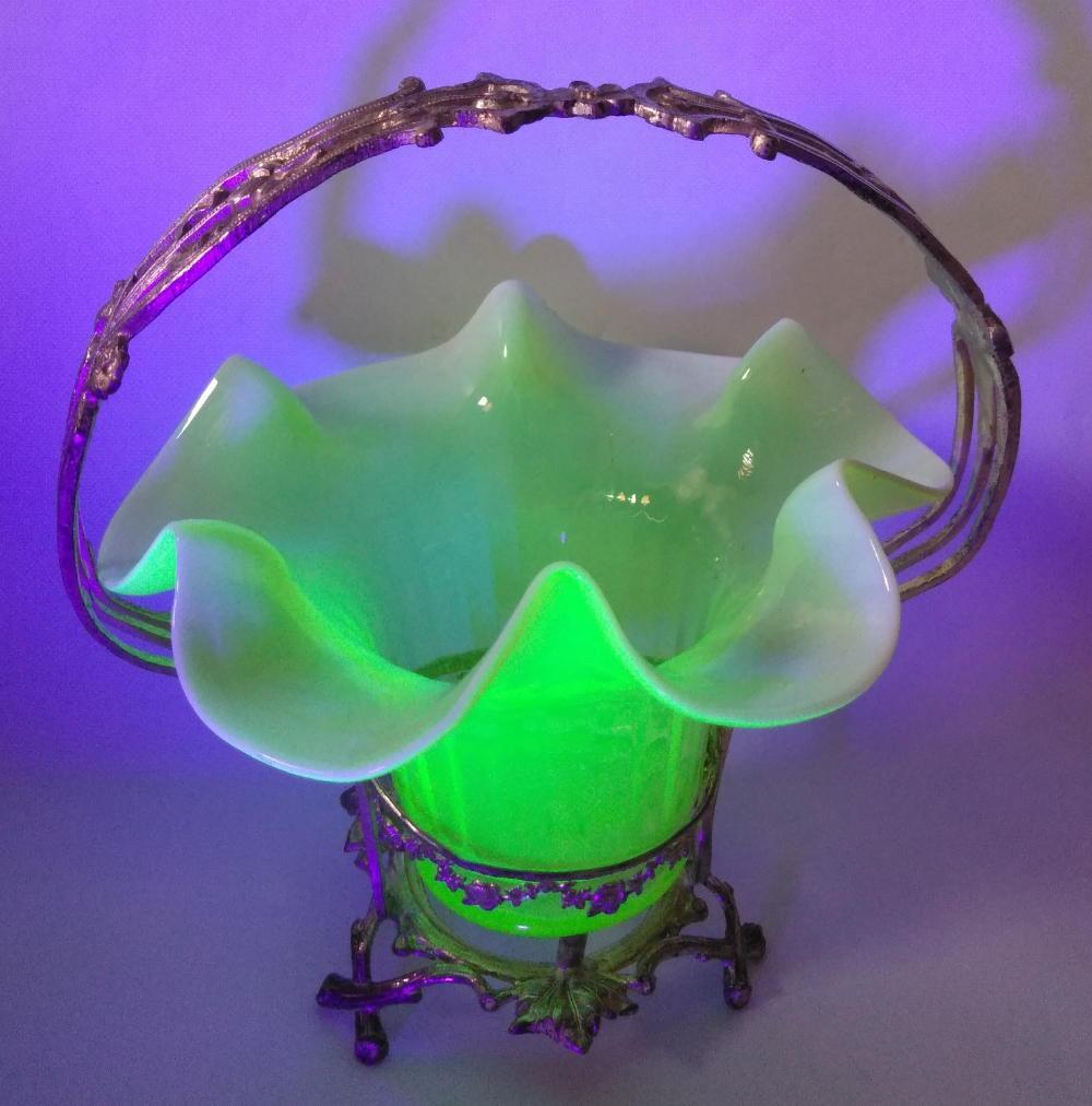 英国製ウランガラスのブライダル・バスケット フェントン ワセリン ガラス ラージ バスケット; フェントン ウラン