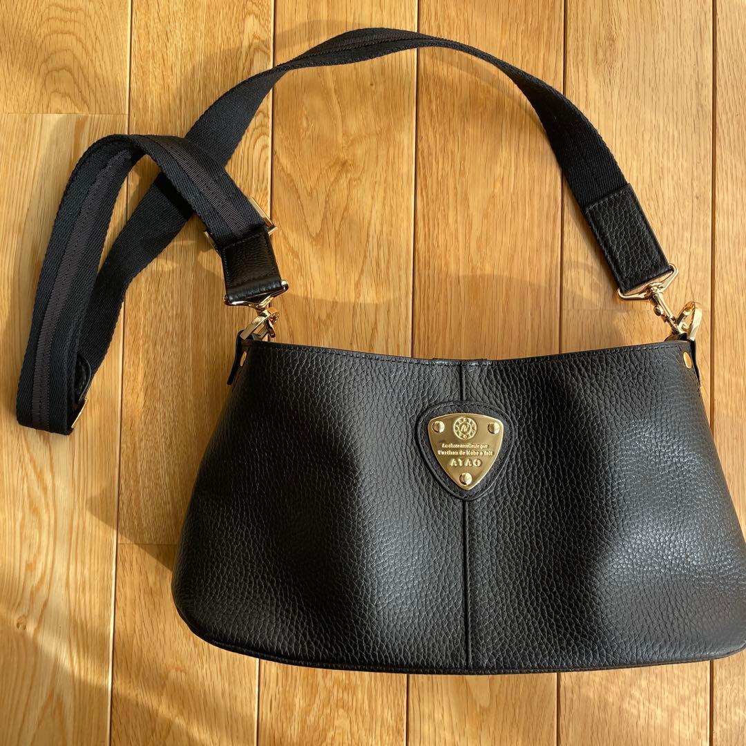 ATAO ブラックレザー ショルダーバッグ　chivy スタッフ愛用率No.1！｜ chivy+｜収納力抜群！2wayミニバッグの代表格