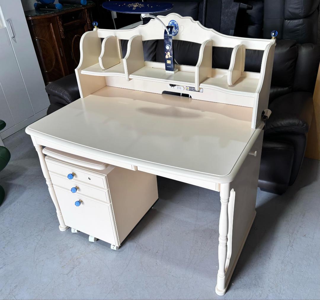 Kママ 高級 KARIMOKU おしゃれ学習机、キャビネット、ライト付き 学習机・勉強机ならカリモク家具｜国産家具メーカーのカリモク家具