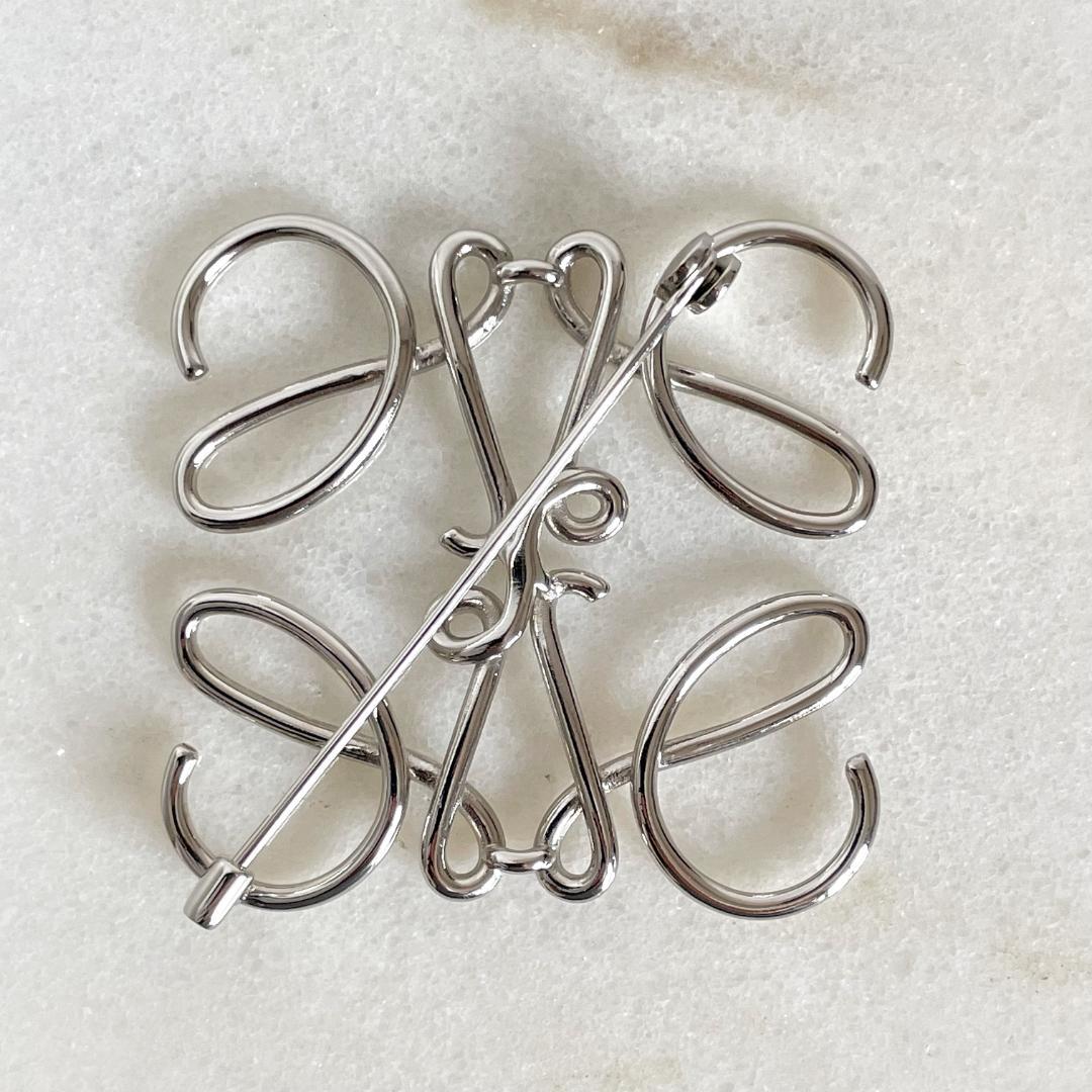 4045 LOEWE ロエベ アナグラム ロゴブローチ シルバー ロエウェ - メルカリ