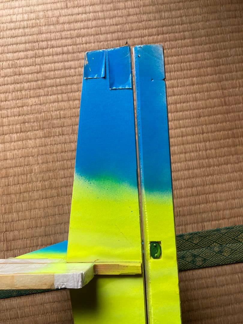 エレベーター等のヒンジ代わりに透明テープを使い作成したグライダー