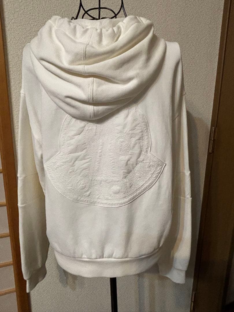 MONCLER フード付きオフホワイトスウェット 正面極小シミ有 sizeS〜M