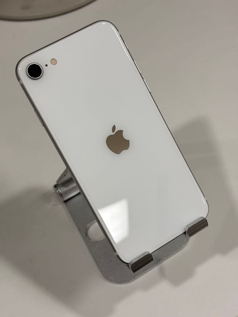iPhone SE（第2世代） 64GB バッテリー100% - メルカリ