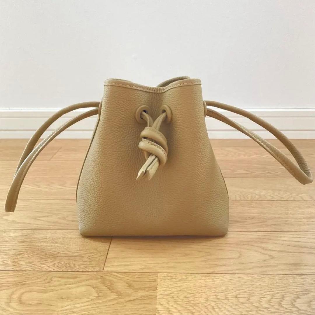 美品 VASIC ヴァジック BOND MINI ボンドミニ ベージュ キャメル ベーシックカラーのBond Mini Mini。小ぶりなサイズ感で、どんな