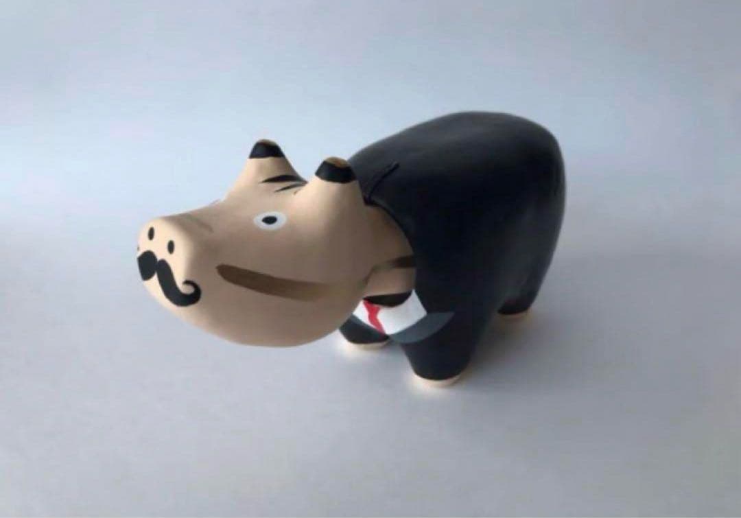 諸橋近代美術館　ダリ　赤べこ　あかべこ　ひげべこ　ヒゲベコ　タキシード 会津の民芸品「赤べこ」から生まれた、美術館の『ひげべこ』。｜諸橋