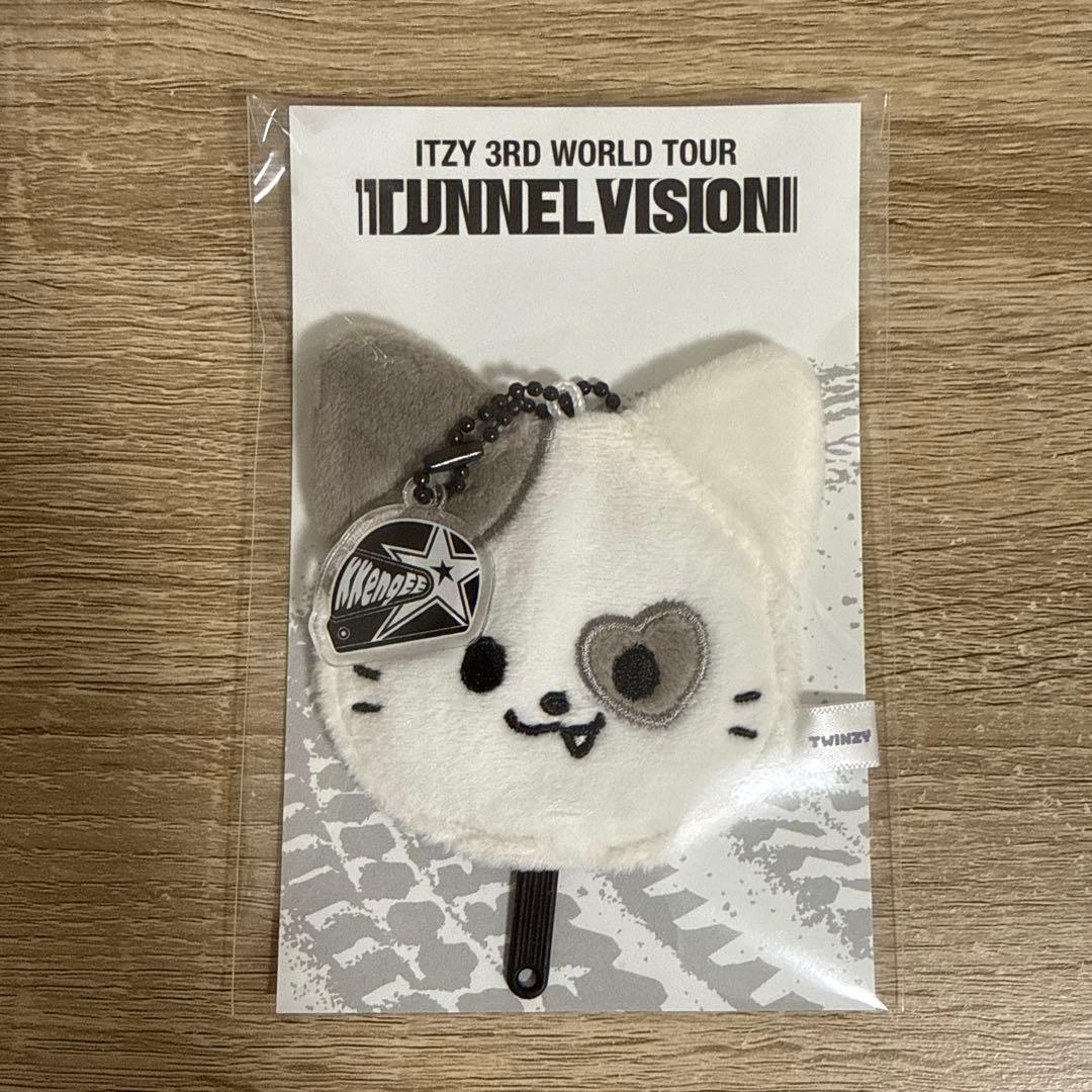 ITZY イェジ TWINZYキーリング ソウルコン ミニうちわ KkengEE - メルカリ