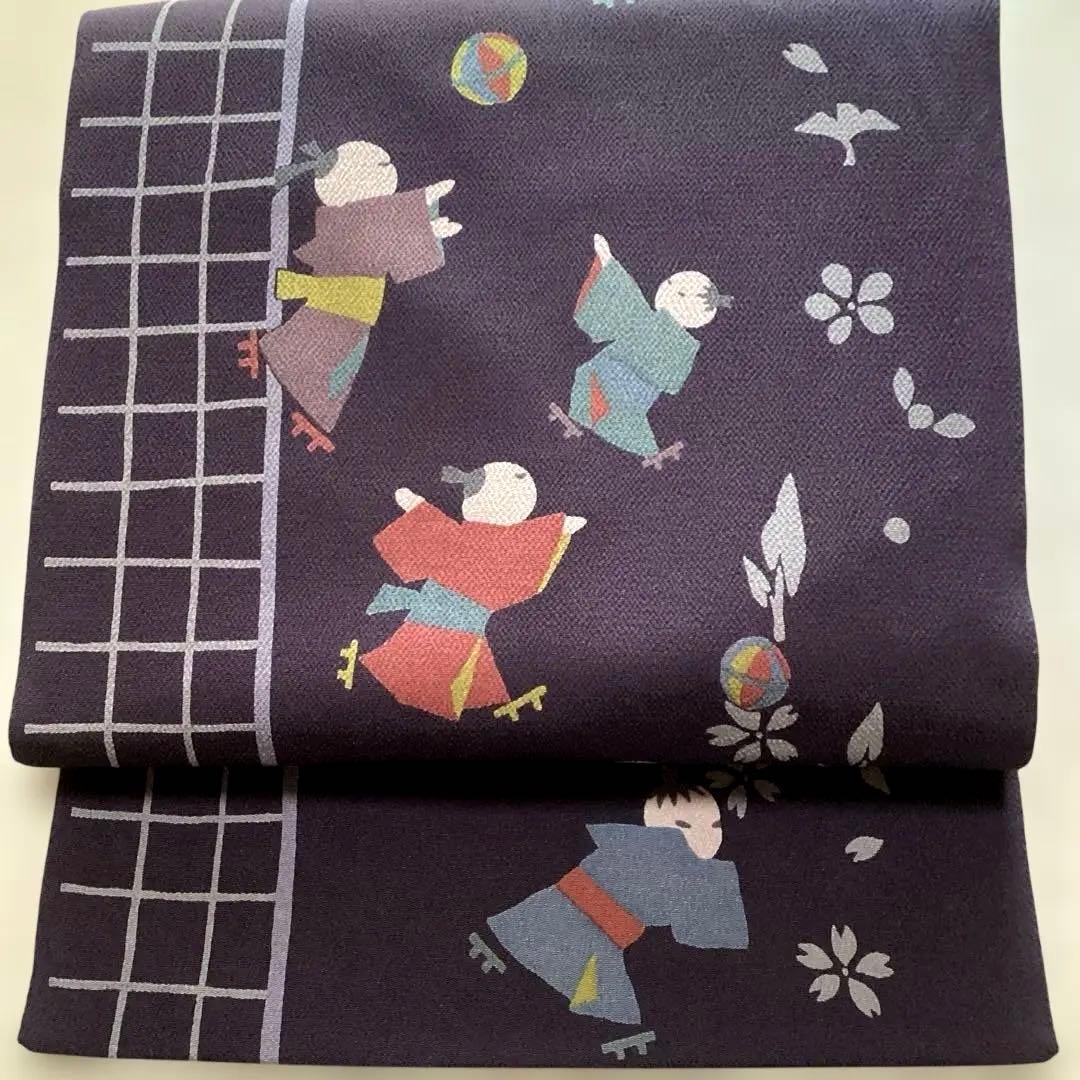 ほぼ未使用品　九寸名古屋帯 全通　正絹縮緬地　濃紫　遊ぶ童子柄　ガード加工済 しっとり、人気の染め帯】≪お仕立て上がり・中古品≫ 正絹縮緬九寸