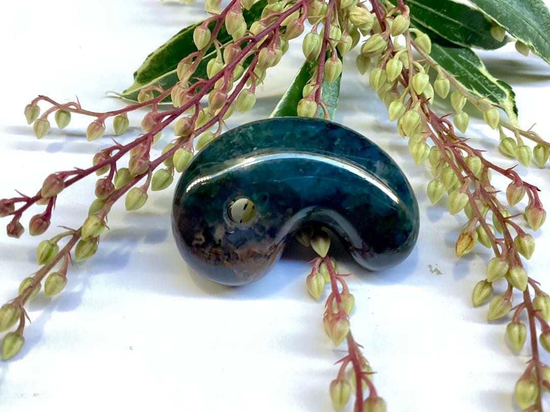 ✳国内の出雲めのう【碧玉】の最高峰勾玉でしょう‼️ 天然石 浮き草文様