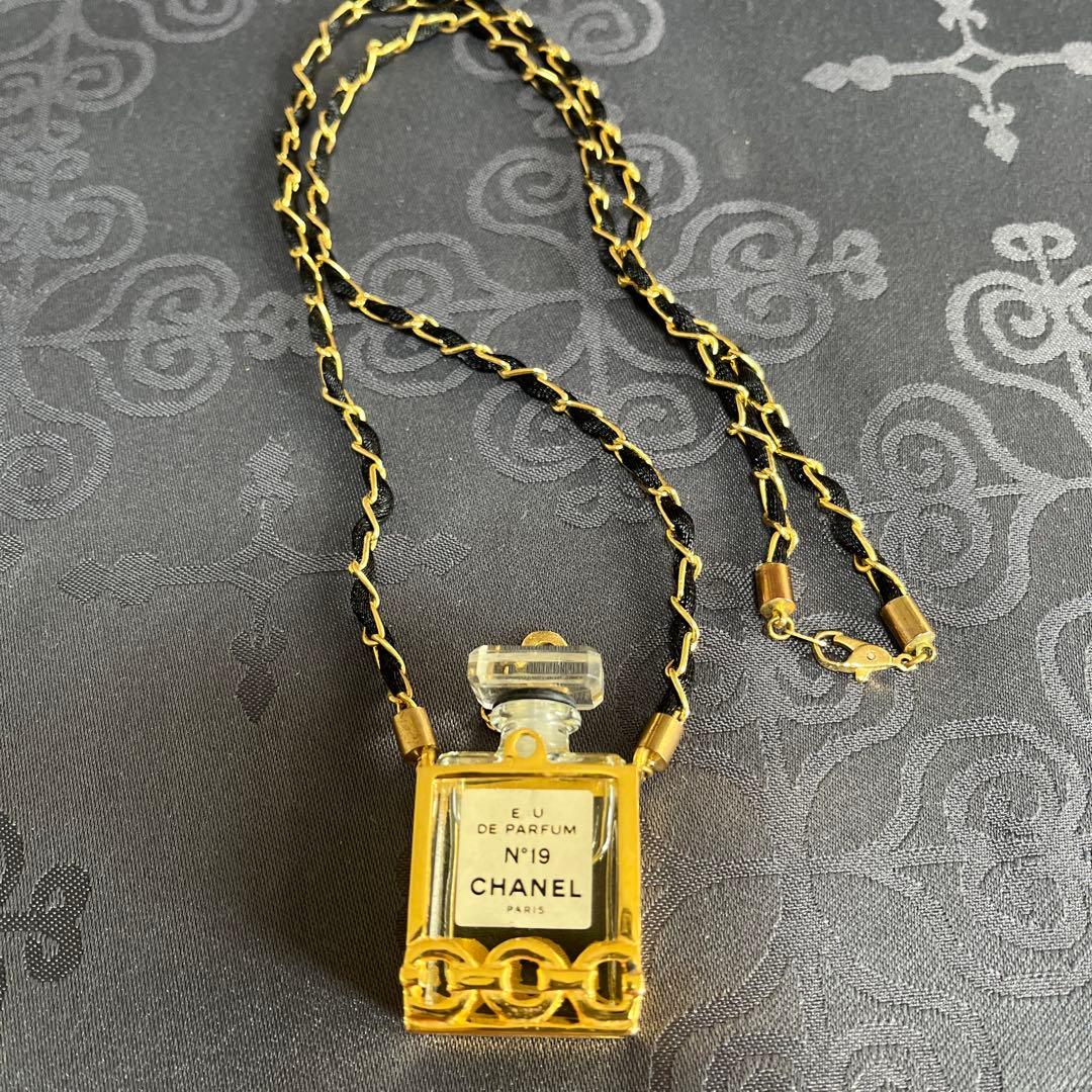 CHANEL N°19 香水ボトルペンダント シャネル No.19 香水ボトル ネックレス アクセサリー ゴールド