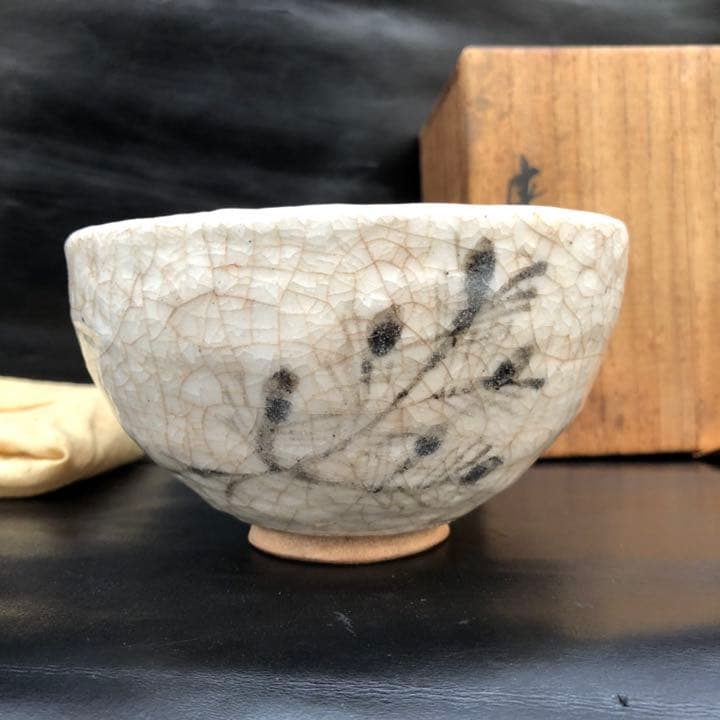 美しい古美術◼️蔵から枝振りの見事な松が描かれた抹茶茶碗が出てきました。茶道具 Amazon.co.jp: 美しい古美術??蔵から枝振りの見事な松が描かれた抹茶