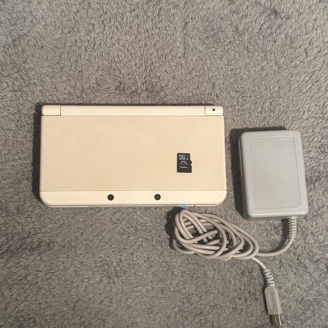 New Nintendo 3DS ホワイト 動作良好 SDカード 充電器 付属 動作良好 Newニンテンドー3DS 本体 + SDカード + USB充電ケーブル +