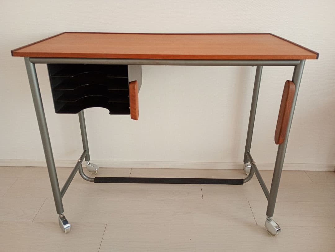 デンマーク　北欧　ヴィンテージ　キャスター付きデスク 3Danish_Vintage_Small_Desk_wit