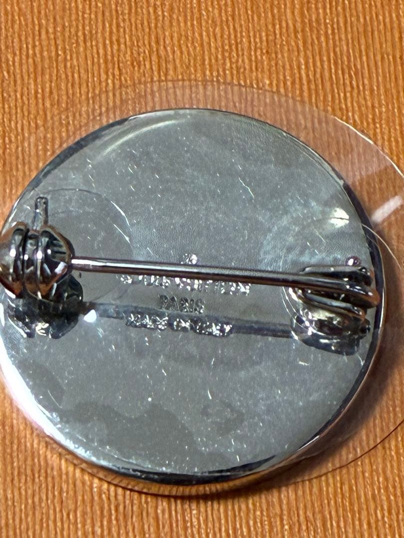 ルイ・ヴィトン シュプリーム コラボ ピンバッジ 未使用品 箱 袋付