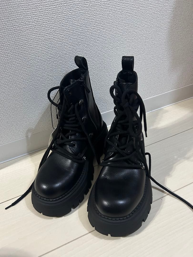 激レア　新品未使用　ZARA ボリュームレースアップブーツ　39 25 24.5 日本未発売 激レア ZARA ボリュームレースアップブーツ - メルカリ