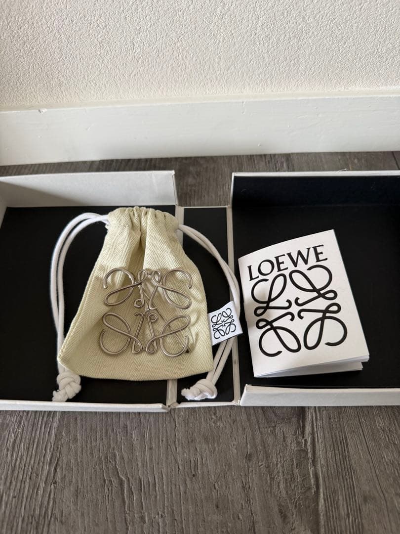 LOEWE ブローチ・コサージュ 巾着袋、箱付き LOEWE（ブローチ/コサージュ）のフリマアイテム一覧
