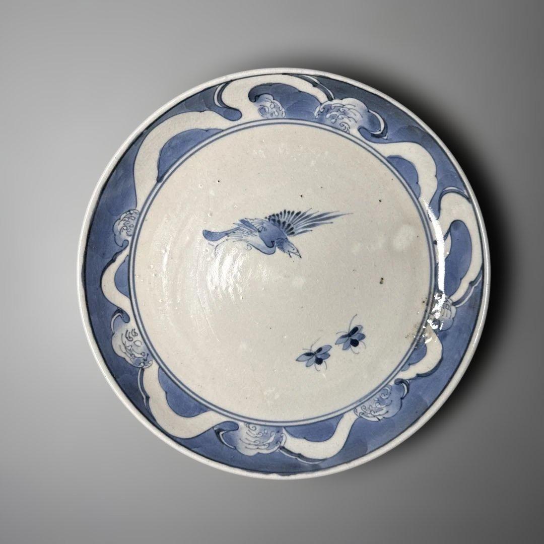 江戸中期　古伊万里　染付鳥蝶図七寸皿　裏唐草　鳥の躍動感！　20.4cm 古美術