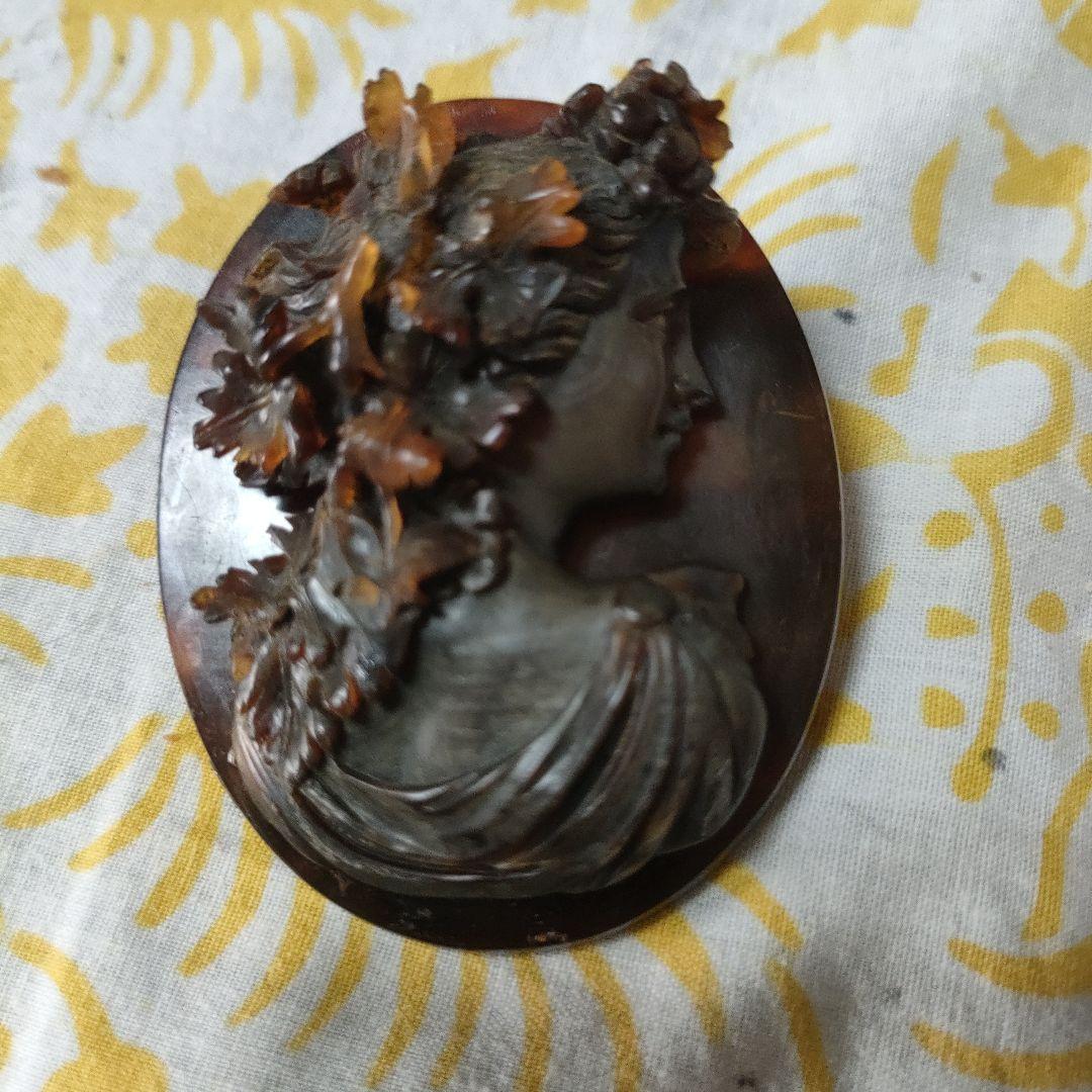 エボナイトアンティーク女性横顔ブローチ 女性の横顔が浮かび上がるアンティークカメオ、おしゃれなアンティーク