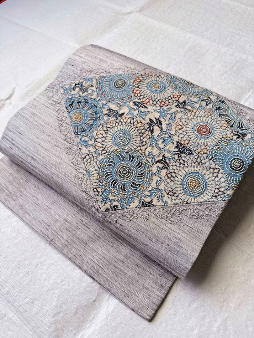 【未使用　お仕立て上り】　正絹　名古屋帯　紬地　型染めに相良刺繍　華唐草 美品】 名古屋帯 秀品 紬地 花唐草 相良刺繍 ぼかし 茶緑色 正絹｜中古