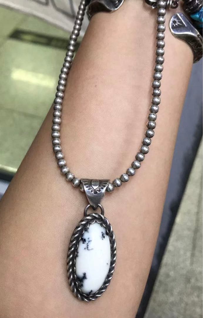 期間限定値下げ】ターコイズ・ペンダント ホワイトバッファロー tn718