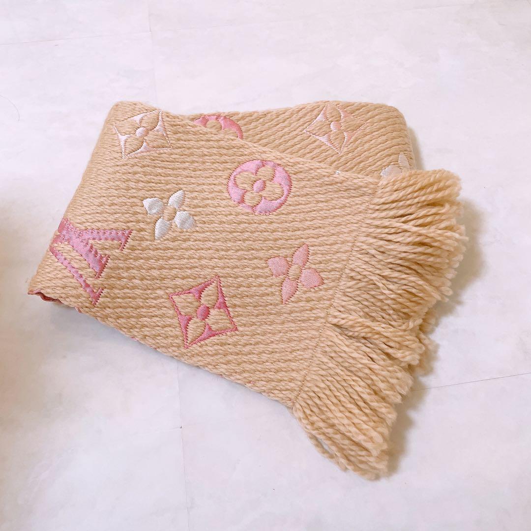 LOUISVUITTON エシャルプロゴマニアマフラー ベージュ×ピンク - メルカリ