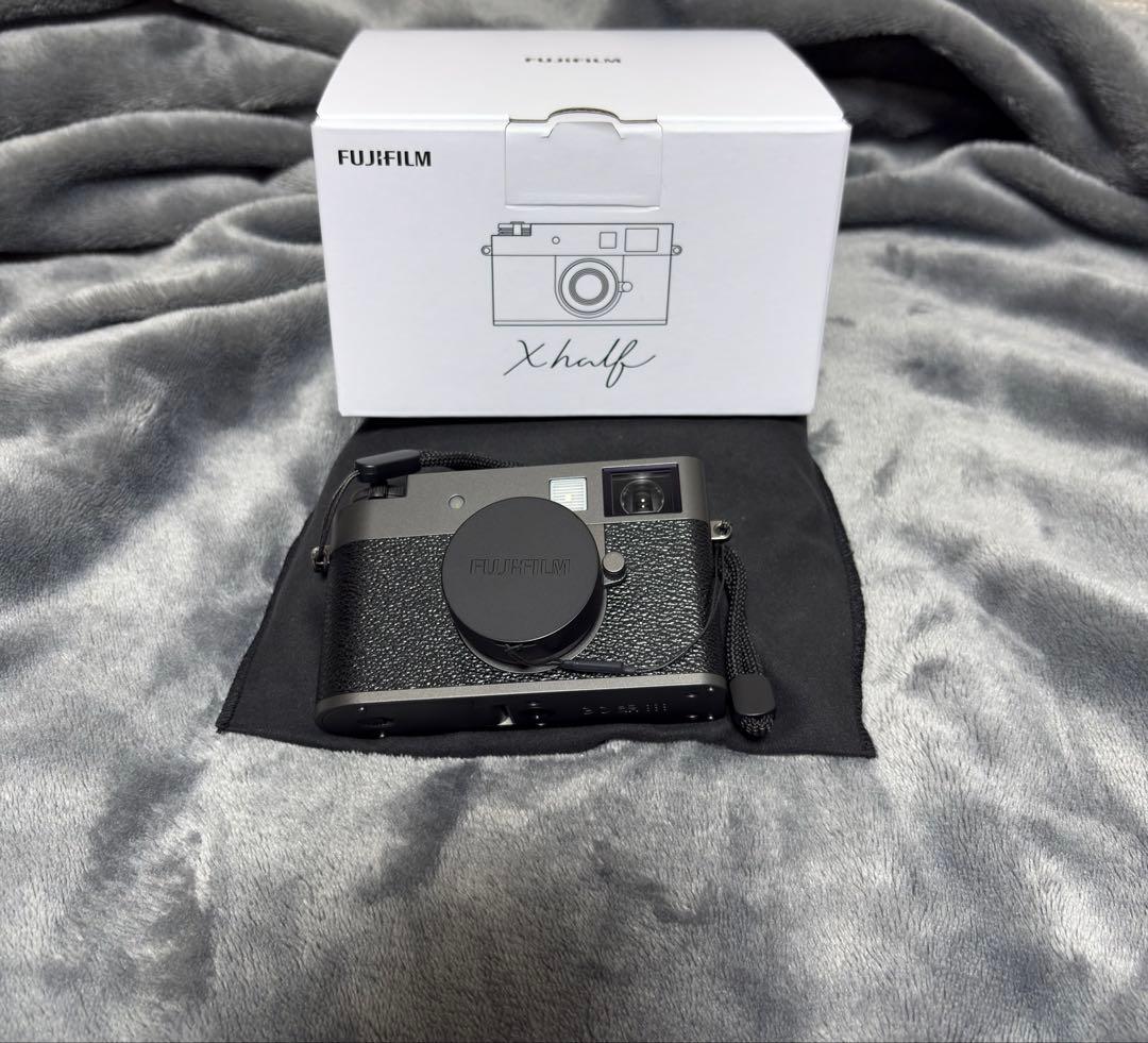 Fujifilm X-Half コンパクトデジタルカメラ エックスハーフ 富士フイルム、ハーフサイズカメラをモチーフにしたコンパクトデジタル