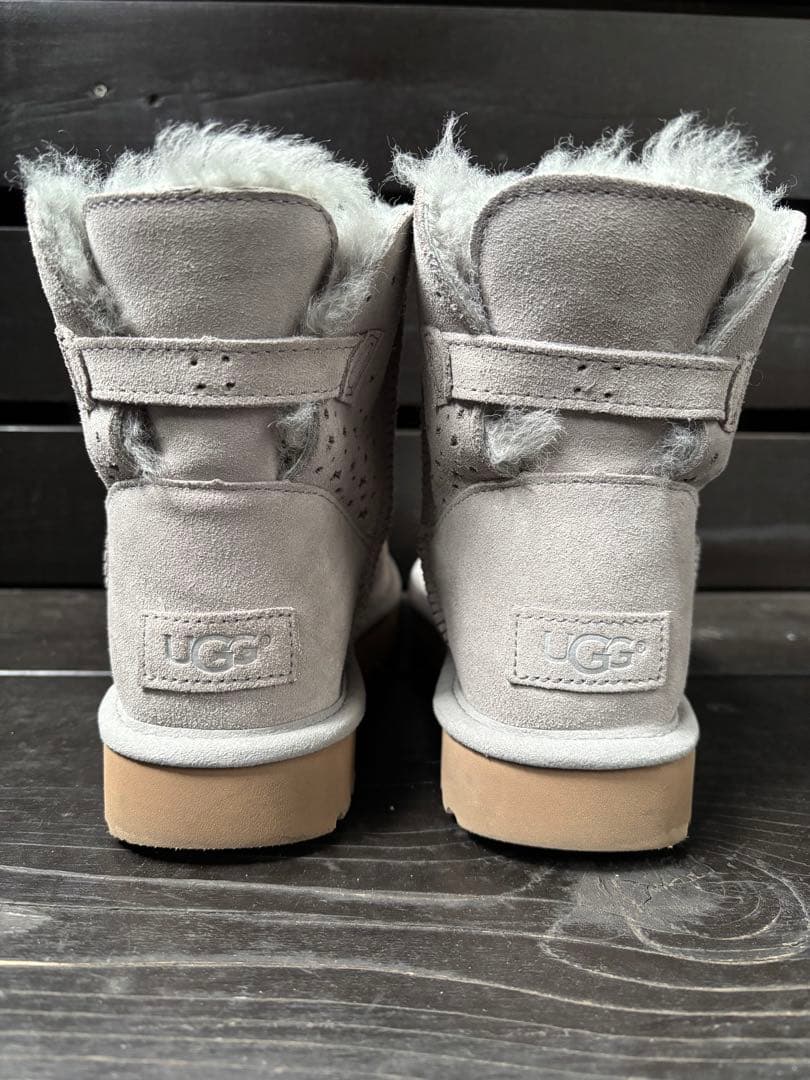 程度良好UGG グレー 星型デザインムートンブーツ - メルカリ