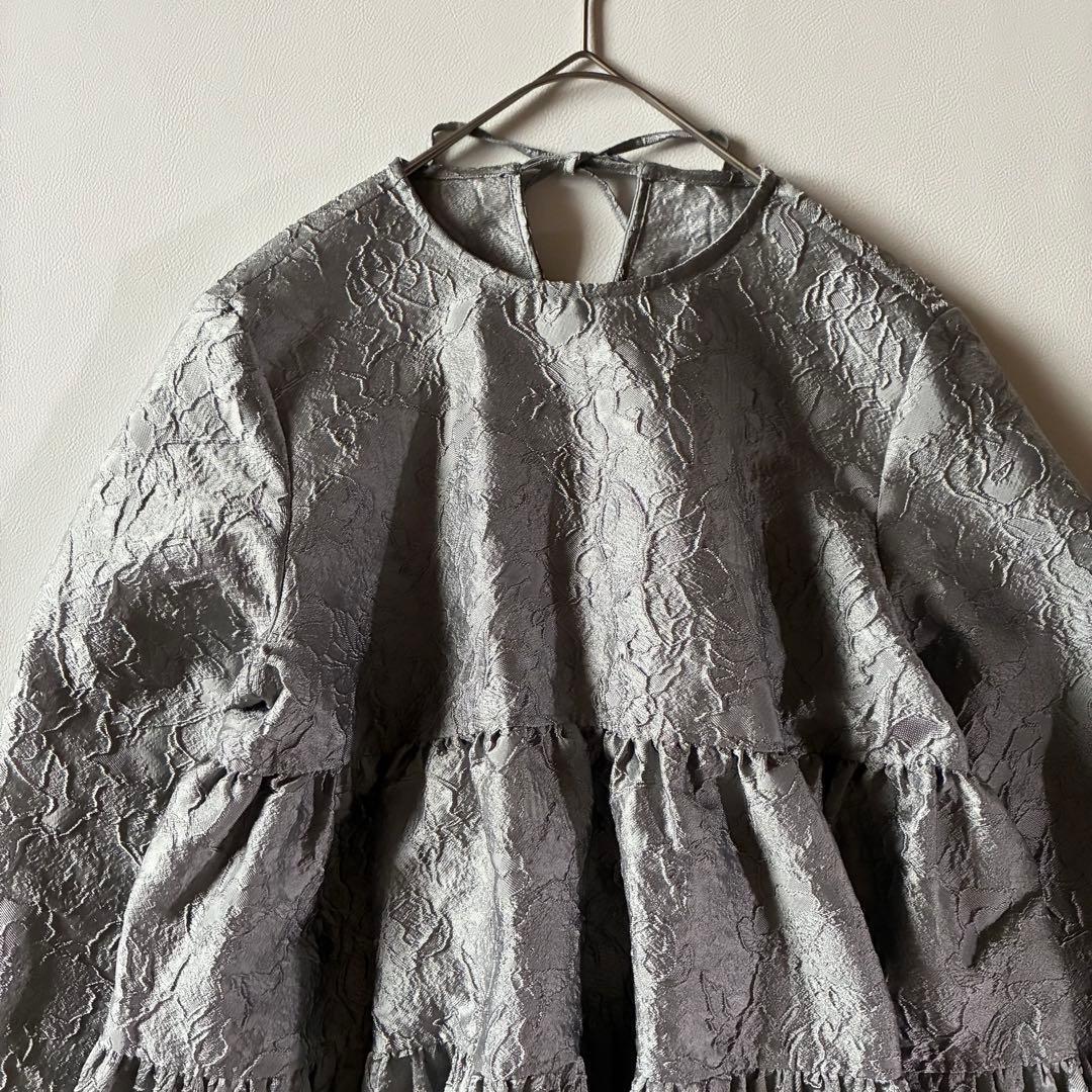 極美品✨OHGA オーガ ジャガードギャザーブラウス グレー - メルカリ