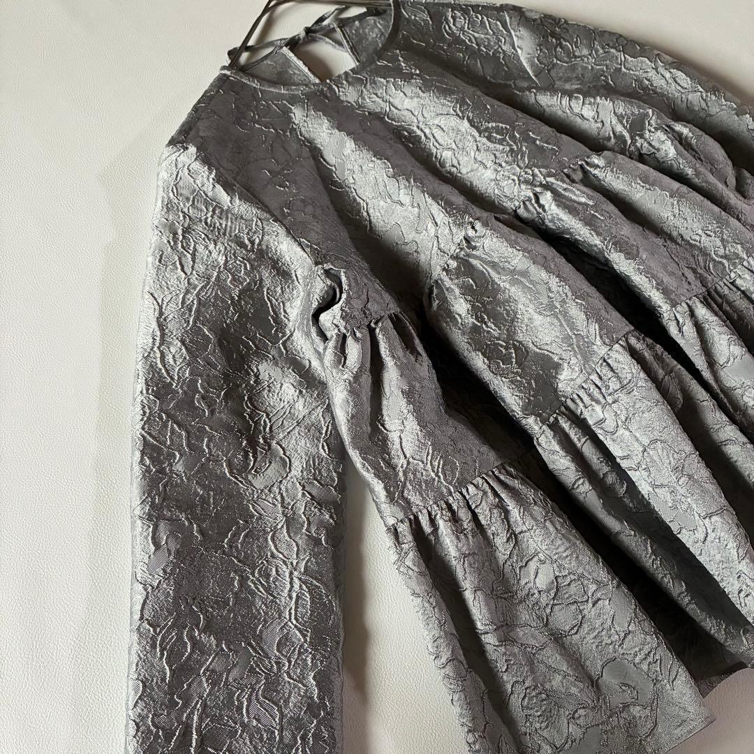 極美品✨OHGA オーガ ジャガードギャザーブラウス グレー - メルカリ