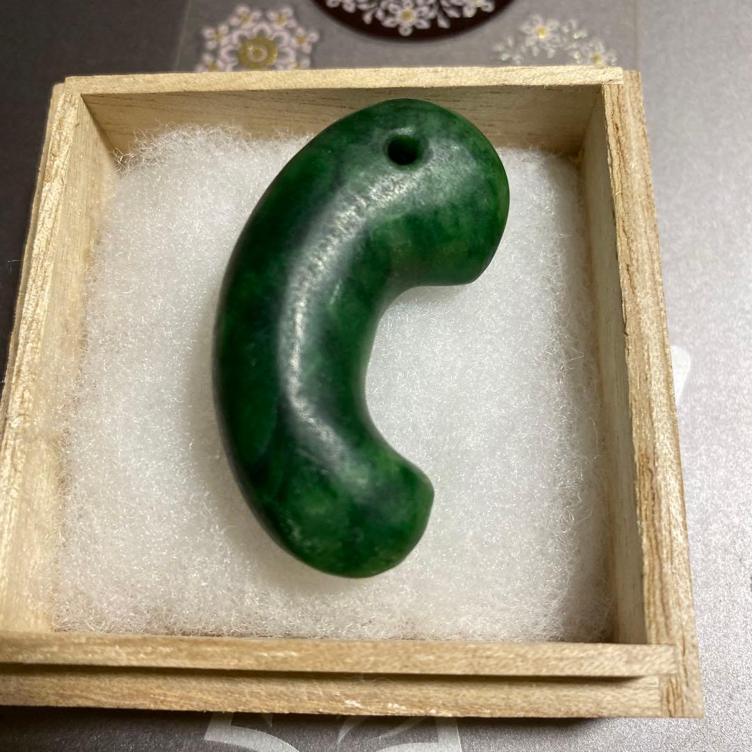 古墳期　強い呪術性を纏う《この字勾玉》— 明るい濃淡翠色斑文を宿すローカン質翡翠