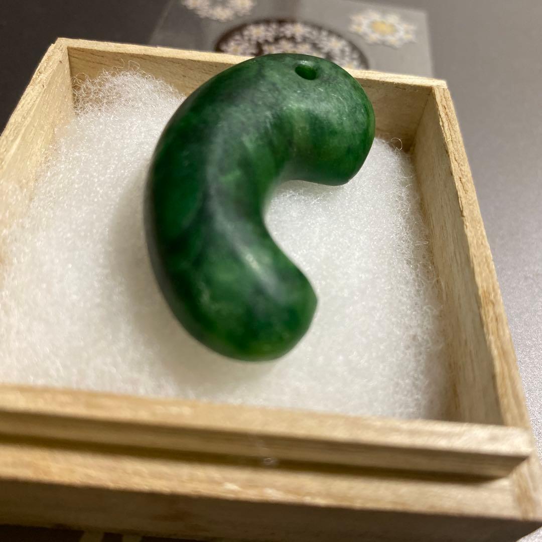 古墳期　強い呪術性を纏う《この字勾玉》— 明るい濃淡翠色斑文を宿すローカン質翡翠