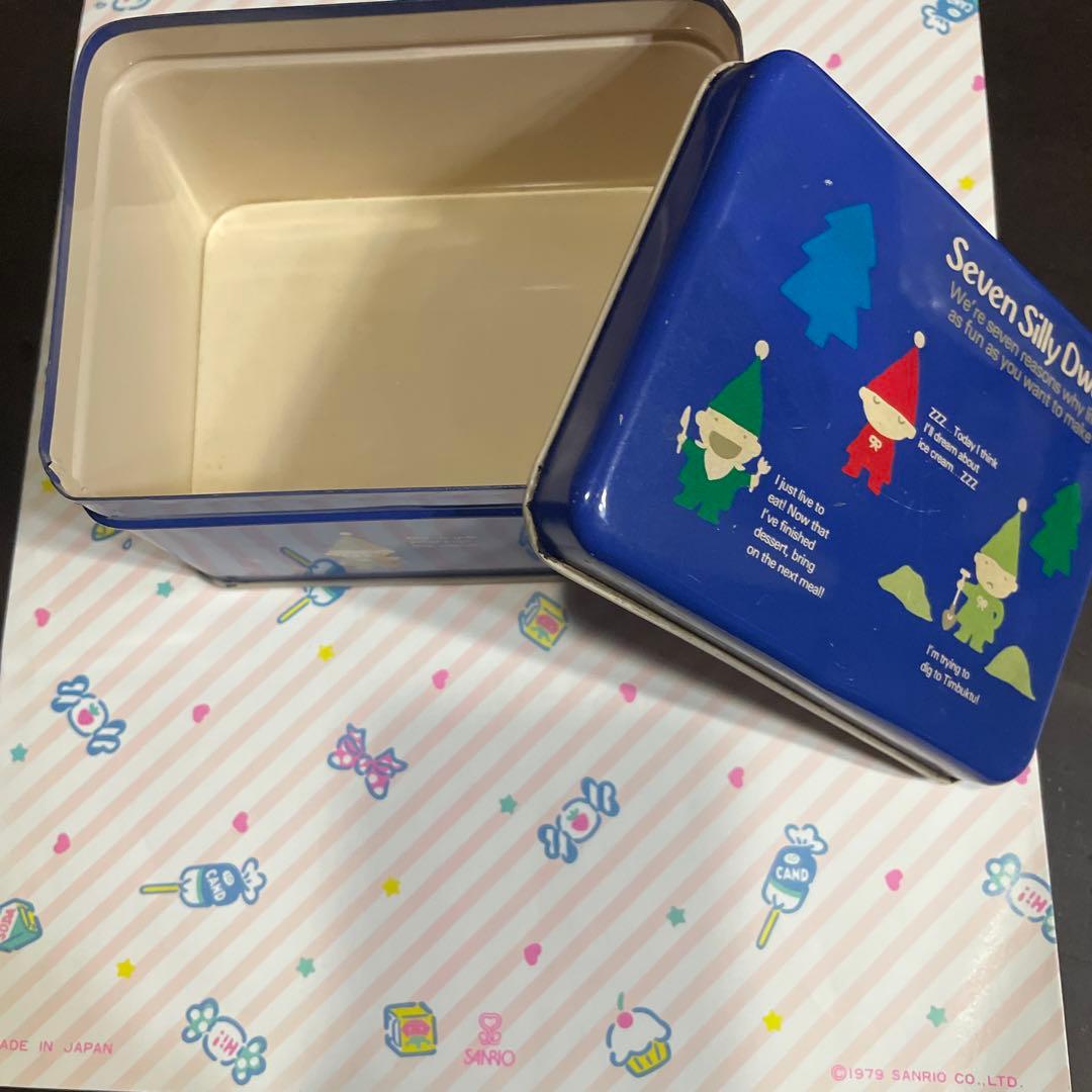 昭和サンリオ セブンシリードワーフ 缶小物入れ。 - メルカリ