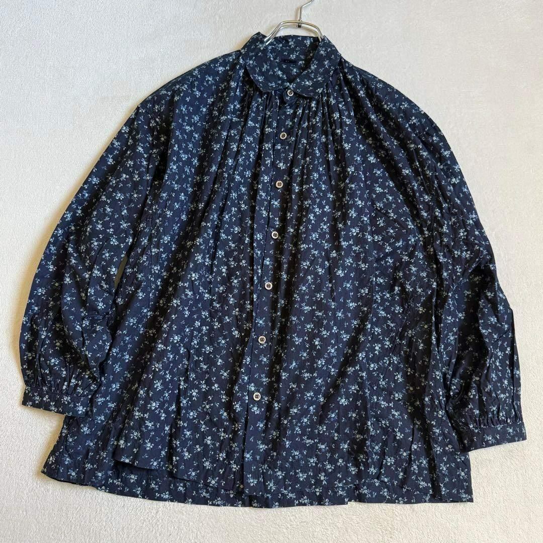【極美品】45R タペット森花プリントのくしゅくしゅブラウス インディゴ 極美品】45R タペット森花プリントのくしゅくしゅブラウス インディゴ