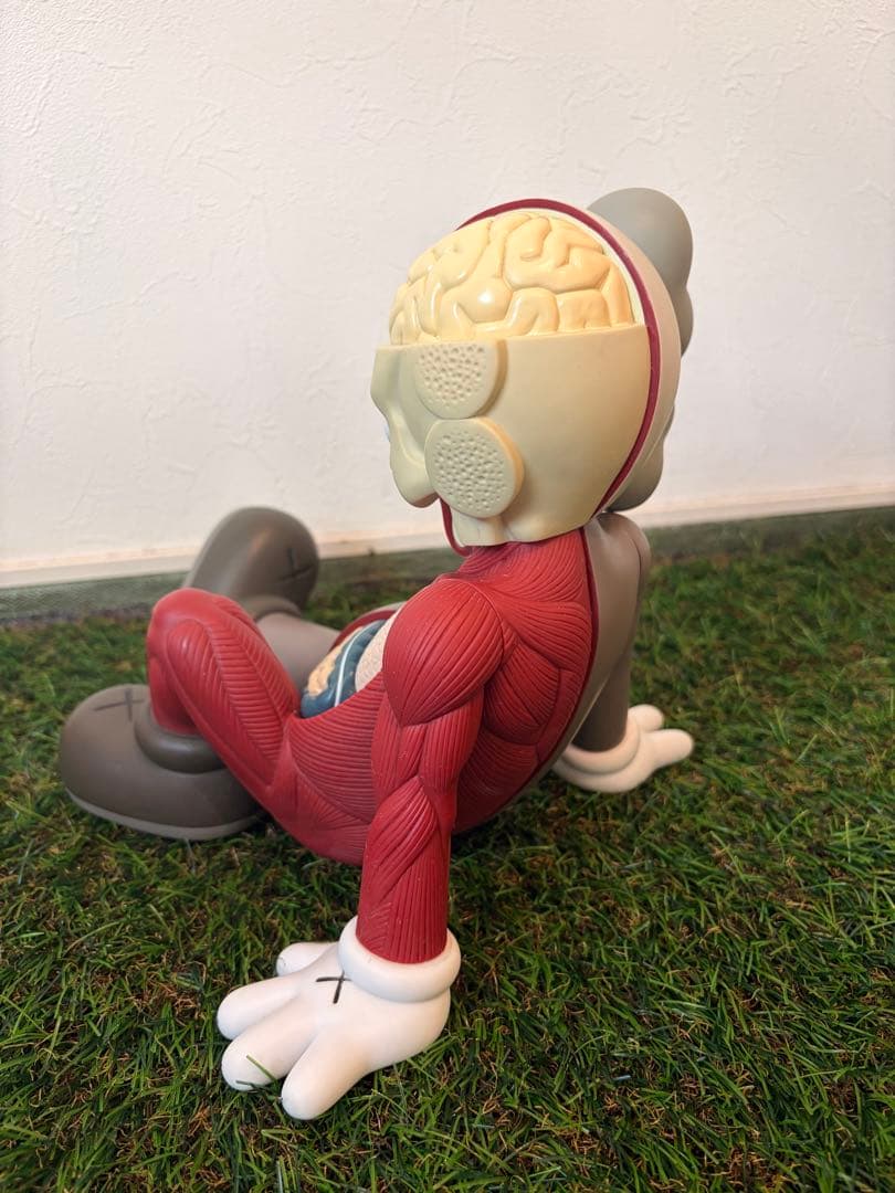 KAWS Resting Place Brownフィギュア 人体解剖 正規品 - メルカリ