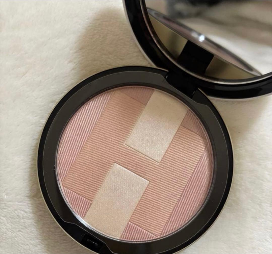 HERMES エルメス フェイスパウダー エルメスのベースメイクアイテムにフェイスパウダーが仲間入り | Vogue