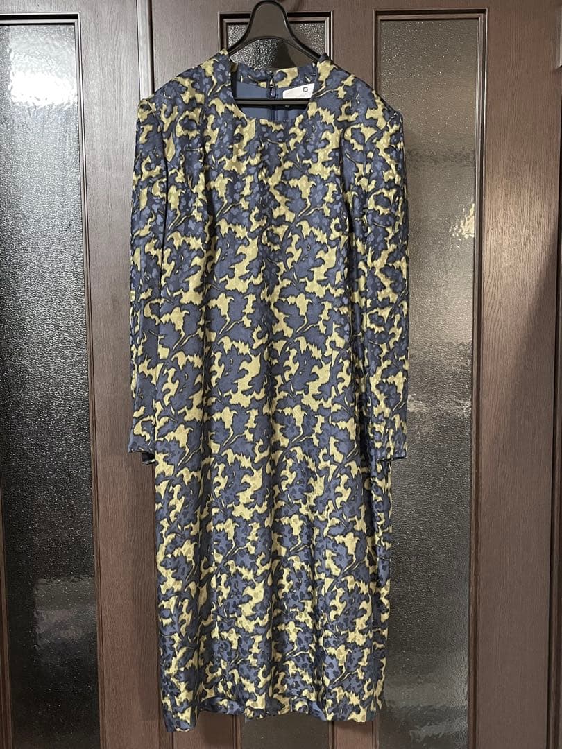 GIVENCHYの紺と淡黄グレーの総柄100%シルク長袖ワンピース　新品同様 洗える】クリスタルアムンゼン プリーツワンピース （ロング・マキシ丈