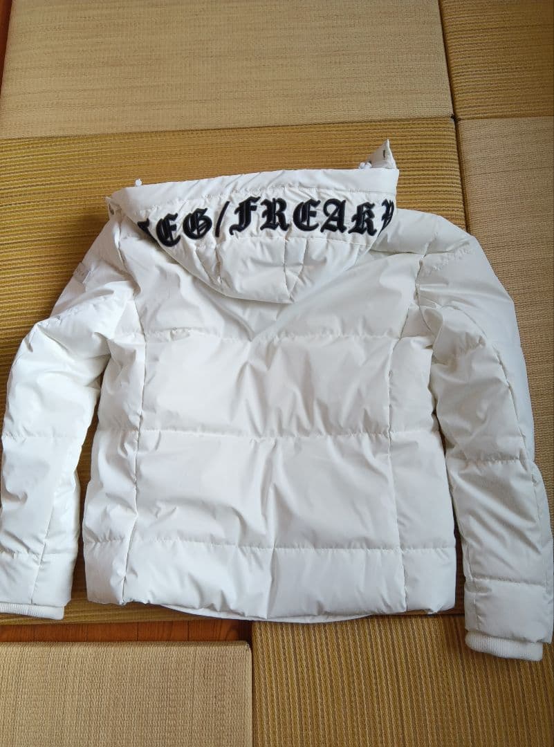 アダムスジャグラーホワイト ダウンジャケット EG/FREAK - メルカリ