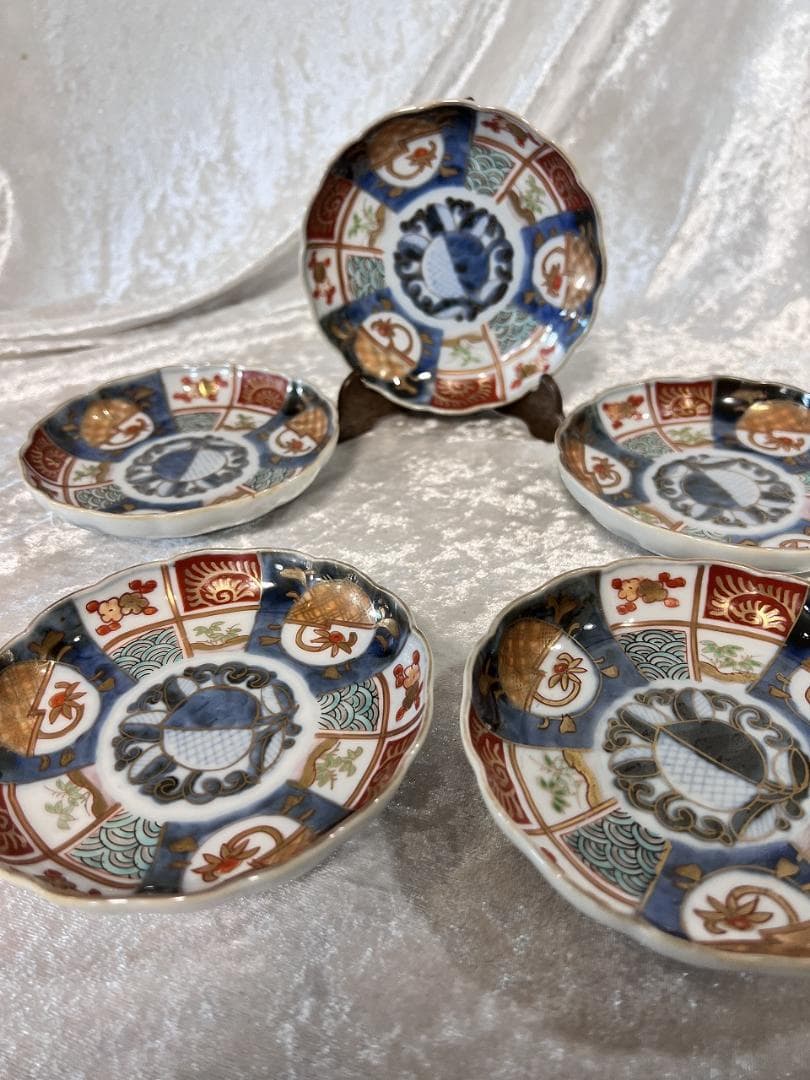 金彩色絵花草紋輪花小皿　伊万里焼　明治　5枚組 金彩色絵花草紋輪花小皿 伊万里焼 明治 5枚組 金彩色絵花草紋輪花小皿