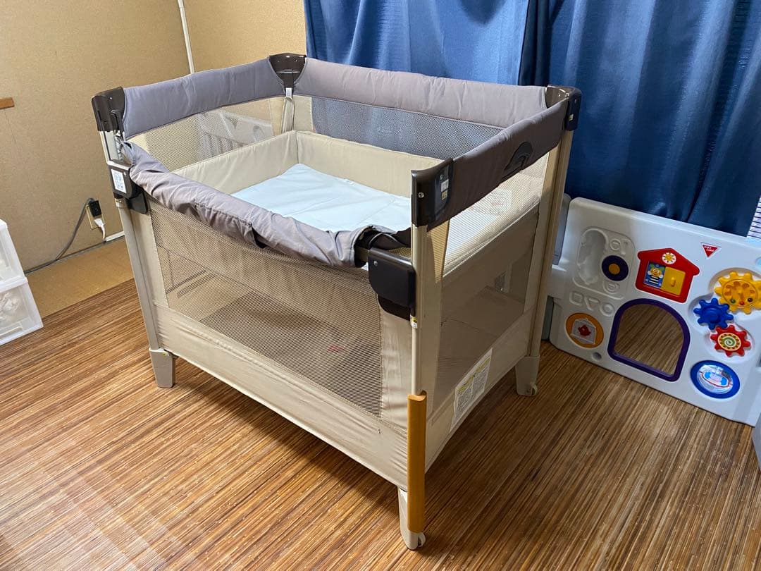 アップリカ　ココネルエアー　美品 コンパクトにたためるベビーベッド「ココネルエアーリュクス
