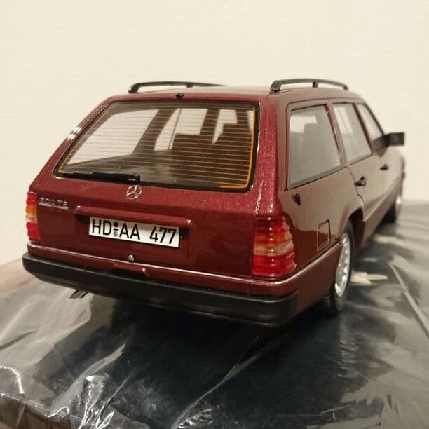すんたんさん。専用メルセデス・ベンツ 1/18ミニカー w124ワゴン前期