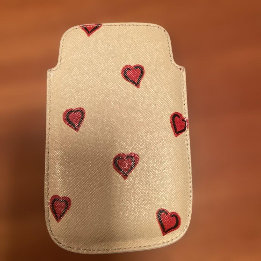高坂恵子　PRADA ハート柄スマートフォンケース