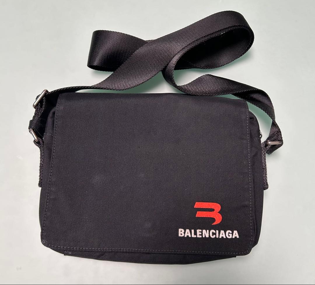 BALENCIAGA ブラック ショルダーバッグ ブラック の メンズ Explorer ベルトバッグ | Balenciaga JP